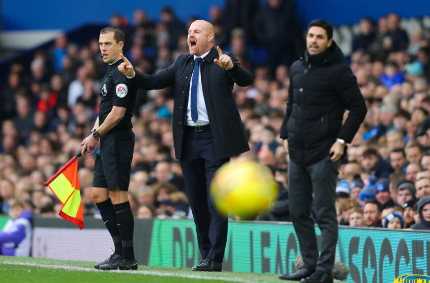 LIVERPOOL, ENGLAND - FEBRUARY 04: Sean Dyche, manager of Everton, issues instructions during the Premier League match between Everton FC and Arsenal FC at Goodison Park on February 04, 2023 in Liverpool, England. (Photo by James Gill - Danehouse/Getty Images)