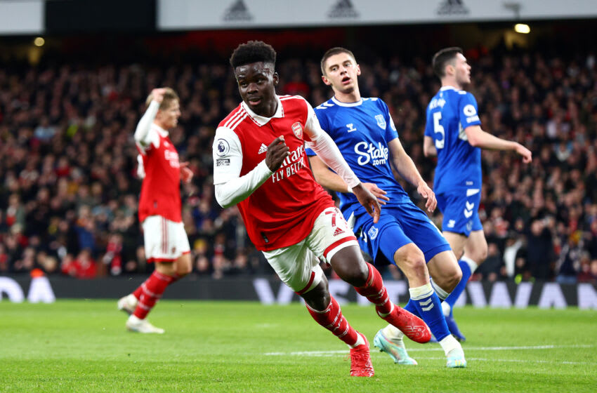 LONDON, ENGLAND - MARCH 01: Bukayo Saka of Arsenal celebrates after scoring the team's first goal during the Premier League match between Arsenal FC and Everton FC at Emirates Stadium on March 01, 2023 in London, England. (Photo by Clive Rose/Getty Images)