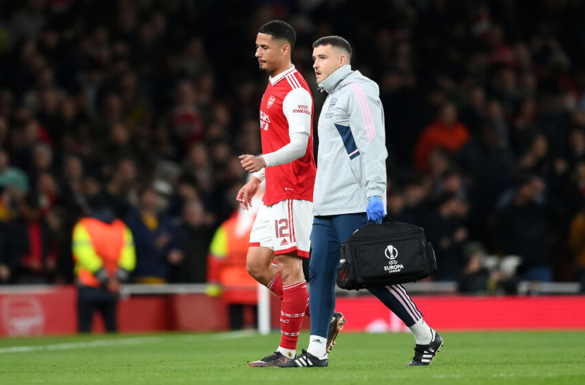 LONDON, ENGLAND - MARCH 16: William Saliba of Arsenal leaves the pitch after picking up an injury during the UEFA Europa League round of 16 leg two match between Arsenal FC and Sporting CP at Emirates Stadium on March 16, 2023 in London, England. (Photo by Shaun Botterill/Getty Images)