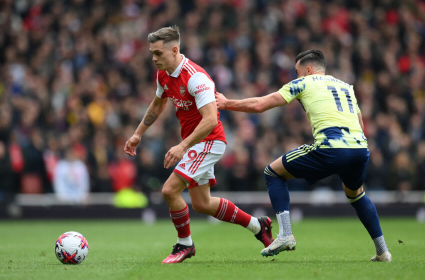 LONDON, ENGLAND - APRIL 01: Leandro Trossard of Arsenal runs with the ball whilst under pressure from Jack Harrison of Leeds United during the Premier League match between Arsenal FC and Leeds United at Emirates Stadium on April 01, 2023 in London, England. (Photo by Shaun Botterill/Getty Images)