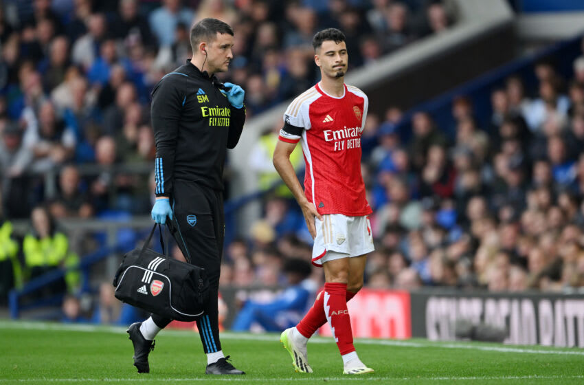LIVERPOOL, ENGLAND - SEPTEMBER 17: Gabriel Martinelli of Arsenal is substituted after sustaining an injury during the Premier League match between Everton FC and Arsenal FC at Goodison Park on September 17, 2023 in Liverpool, England. (Photo by Stu Forster/Getty Images)
