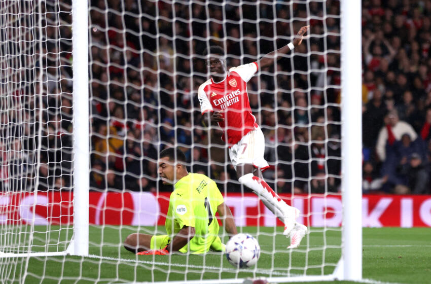 LONDON, ENGLAND - SEPTEMBER 20: Bukayo Saka of Arsenal scores his sides first goal during the UEFA Champions League match between Arsenal and PSV at Emirates Stadium on September 20, 2023 in London, England. (Photo by Alex Pantling/Getty Images)