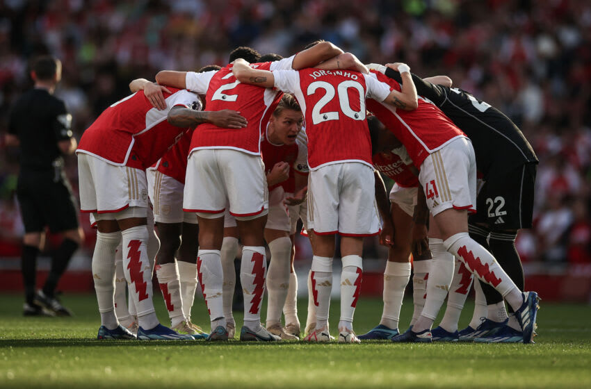 LONDON, ENGLAND - OCTOBER 08: Martin Odegaard of Arsenal speaks to his players during the Premier League match between Arsenal FC and Manchester City at Emirates Stadium on October 08, 2023 in London, England. (Photo by Ryan Pierse/Getty Images)