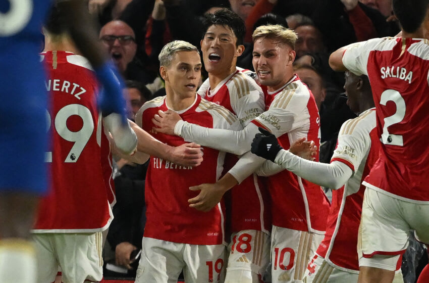 Arsenal's Belgian midfielder #19 Leandro Trossard (centre left) celebrates with teammates after scoring their second goal during the English Premier League football match between Chelsea and Arsenal at Stamford Bridge in London on October 21, 2023. (Photo by JUSTIN TALLIS / AFP) / RESTRICTED TO EDITORIAL USE. No use with unauthorized audio, video, data, fixture lists, club/league logos or 'live' services. Online in-match use limited to 120 images. An additional 40 images may be used in extra time. No video emulation. Social media in-match use limited to 120 images. An additional 40 images may be used in extra time. No use in betting publications, games or single club/league/player publications. / (Photo by JUSTIN TALLIS/AFP via Getty Images)
