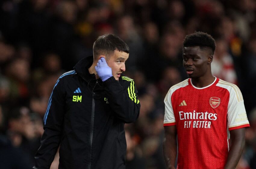 Arsenal's English midfielder #07 Bukayo Saka walks off the pitch after getting injured during the UEFA Champions League Group B football match between Arsenal and Sevilla at the Emirates Stadium in north London on November 8, 2023. (Photo by Adrian DENNIS / AFP) (Photo by ADRIAN DENNIS/AFP via Getty Images)